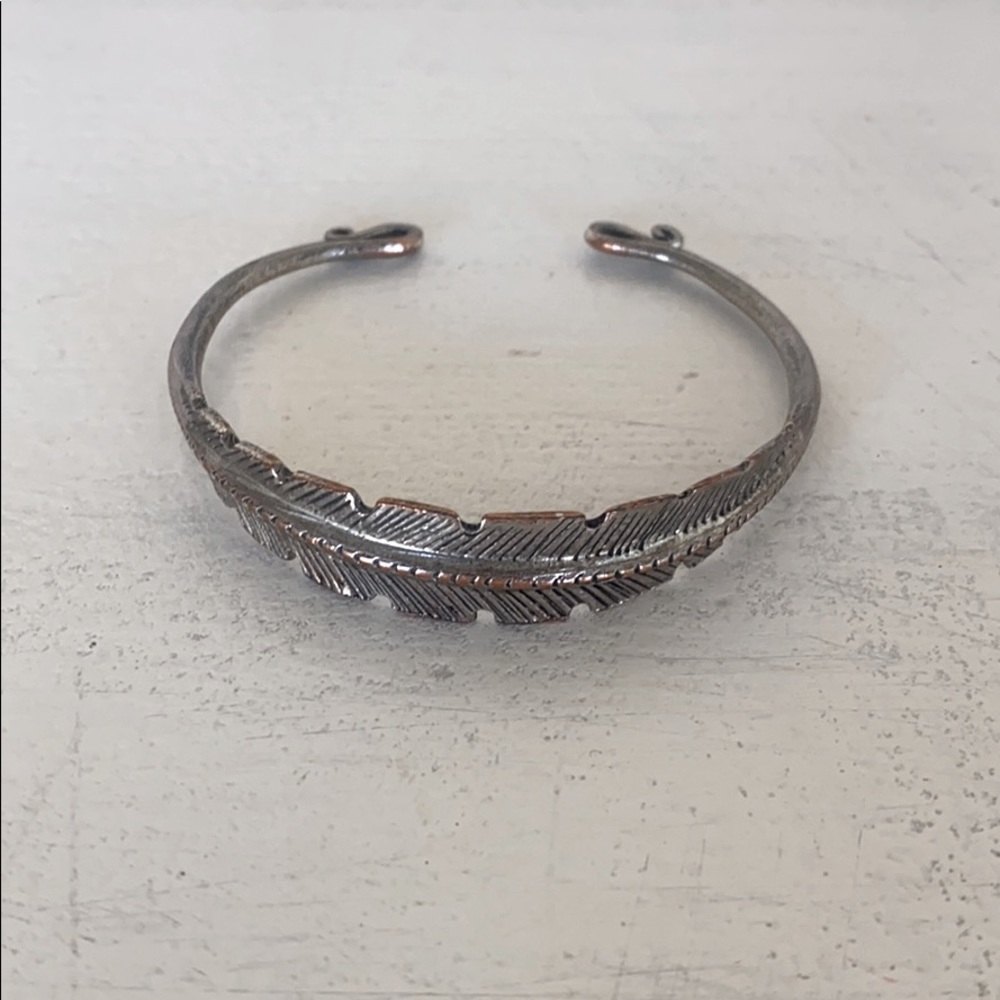 Feather metal bracelet silver color